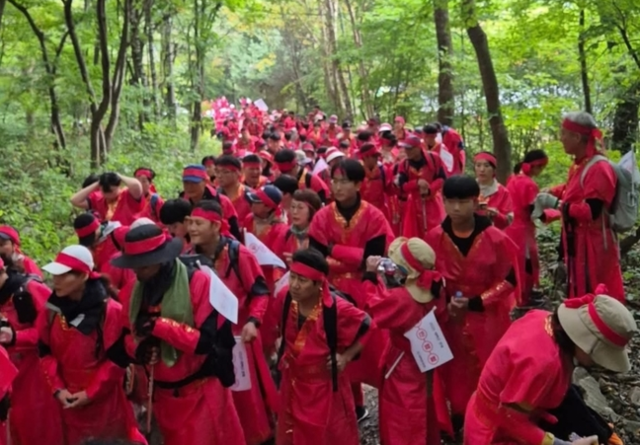 ▲ 태백문화원이 주관한 단군기원 4358년 ‘태백산 천제’가 10월 3일 하늘이 열린 날 개천절 민족의 영산 태백산 천제단에서 봉행됐다. 단군기원 4358년 태백산 천제 국민행렬 모습.