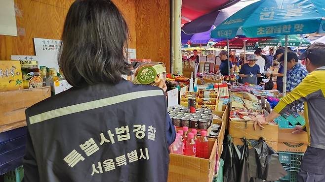 서울시 민생사법경찰국이 지난달 25일 소비기한이 지난 제품을 점검하는 모습. 서울시 제공
