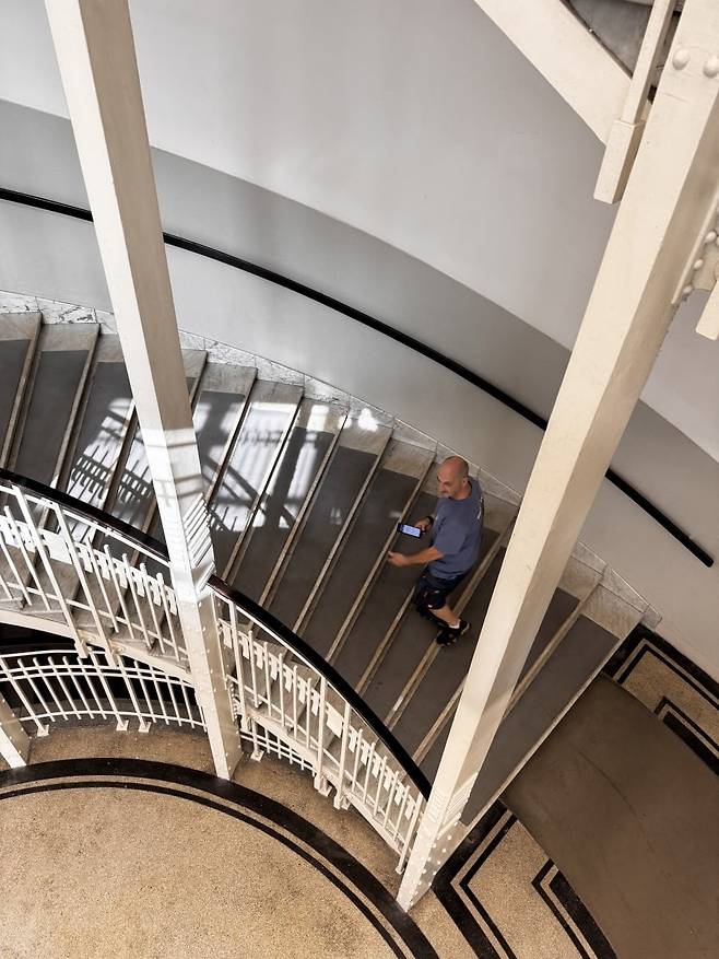 내부 계단과 난간. © Bora Kim