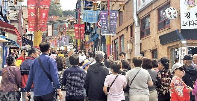 지난달 29일 인천항에 입항한 크루즈 승객들이 인천 차이나타운에서 관광하고 있다. /인천관광공사 제공