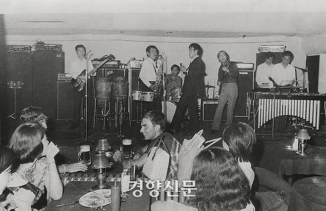 1971년 용산 미8군 기지촌에 있는 술집 내부 모습 . 경향신문 자료사진