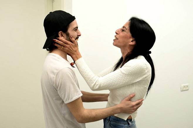 어머니 상봉 13일(현지시간) 가자지구에서 풀려난 이스라엘 인질 마탄 장가우케르(왼쪽)가 이스라엘 모처에서 어머니 에이나브와 만나고 있다. AFP연합뉴스