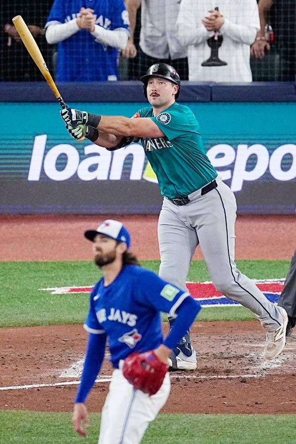 시애틀 매리너스 칼 롤리가 13일(한국 시간) 캐나다 온타리오주 토론토 로저스센터에서 열린 아메리칸리그 챔피언십 시리즈 1차전 토론토 블루제이스와의 경기에서 동점 솔로 홈런을 친 뒤 공을 바라보고 있다. AP 연합뉴스