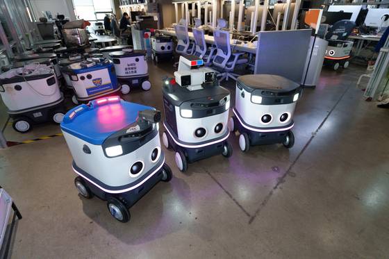 Neubility's Neubie delivery and patrol robots [CHO YONG-JUN]