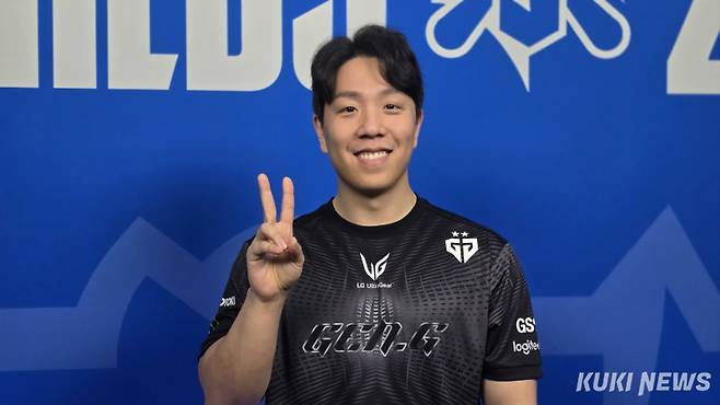 ‘헬퍼’ 권영재 코치가 13일 중국 베이징 스마트 e스포츠센터에서 쿠키뉴스와 만나 인터뷰하고 있다. 김영건 기자