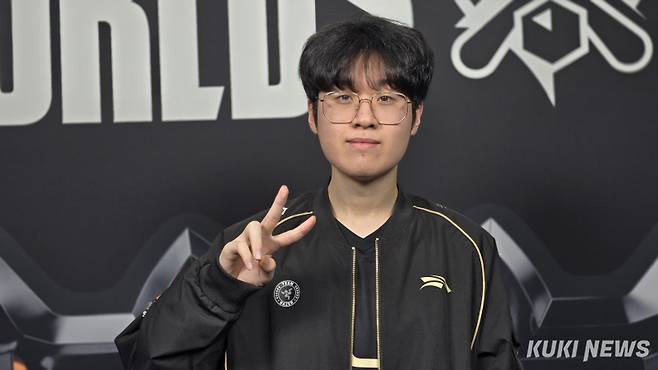 ‘제우스’ 최우제가 13일 중국 베이징 스마트 e스포츠센터에서 쿠키뉴스와 만나 인터뷰하고 있다. 김영건 기자