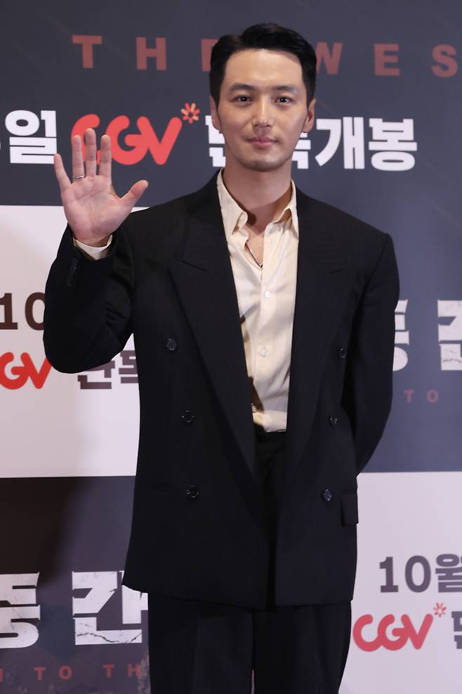 배우 변요한이 13일 서울 한강로3가 CGV 용산아이파크몰에서 열린 영화 '중간계' 기자간담회에 참석해 포즈를 취하고 있다. 연합뉴스