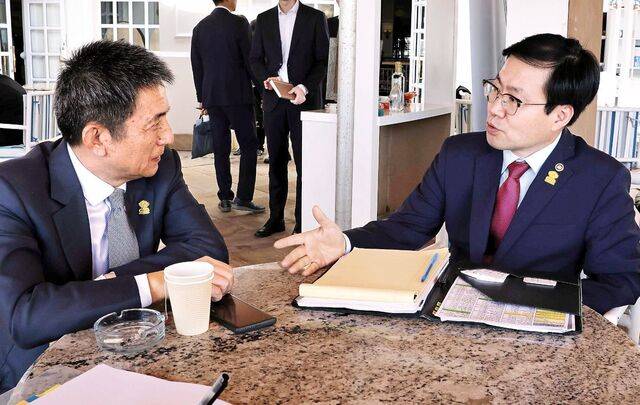여한구(오른쪽) 산업통상부 통상교섭본부장이 지난 10일(현지시간) 2025 주요 20개국(G20) 무역투자장관회의가 열리는 남아프리카공화국 그케베르하 보드워크호텔에서 리청강 중국 상무부 국제무역협상 대표와 면담하고 있다. 양국은 최근 강화된 희토류 가공품 및 관련 기술 수출 통제 조치 등에 대해 논의했다. 산업통상부 제공