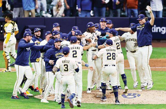 미국 메이저리그 밀워키 브루어스 선수단이 12일 미국 위스콘신주 밀워키 아메리칸 패밀리 필드에서 열린 내셔널리그 디비전시리즈 5차전에서 시카고 컵스를 꺾은 뒤 마운드에 모여 기쁨을 나누고 있다. UPI연합뉴스