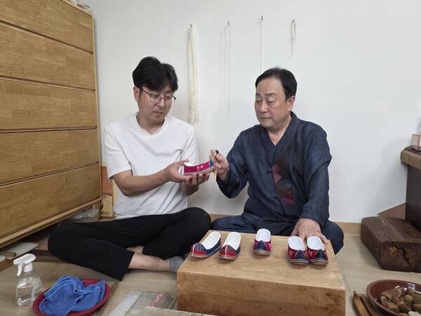 국가무형문화재 제116호 화혜장 보유자 황해봉 장인이 전수자로 나선 아들과 대화를 나누고 있다. 아들이 기능 전수에 나서며 6대째 가업을 이어가고 있다. 한상훈기자
