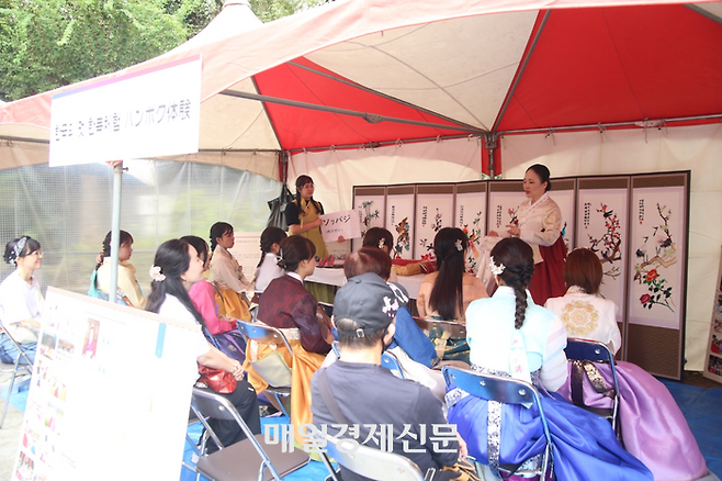 12~13일 일본 도쿄 신오쿠보 지역에서 열린 ‘코리아타운 페스티벌’에서 참가자들이 한복 입기 체험을 하고 있다. [신주쿠한국상인연합회]