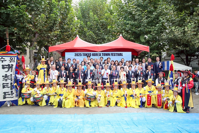 12~13일 일본 도쿄 신오쿠보 지역에서 열린 ‘코리아타운 페스티벌’에서 참가자들이 기념 촬영을 하고 있다. [신주쿠한국상인연합회]
