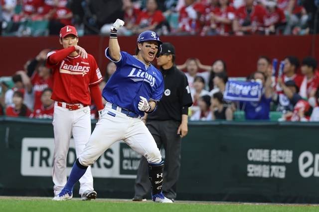 강민호가 준플레이오프 2차전에서 안타를 친 뒤 기뻐하고 있다. 사진=삼성 제공