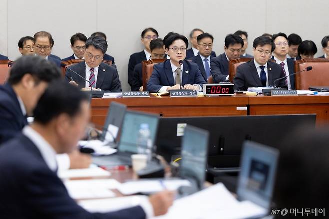 (서울=뉴스1) 이승배 기자 = 김정관 산업통상자원부 장관이 13일 서울 여의도 국회에서 열린 산업통상자원중소벤처기업위원회 국정감사에 출석해 의원 질의에 답변하고 있다. 2025.10.13/뉴스1  Copyright (C) 뉴스1. All rights reserved. 무단 전재 및 재배포,  AI학습 이용 금지. /사진=(서울=뉴스1) 이승배 기자