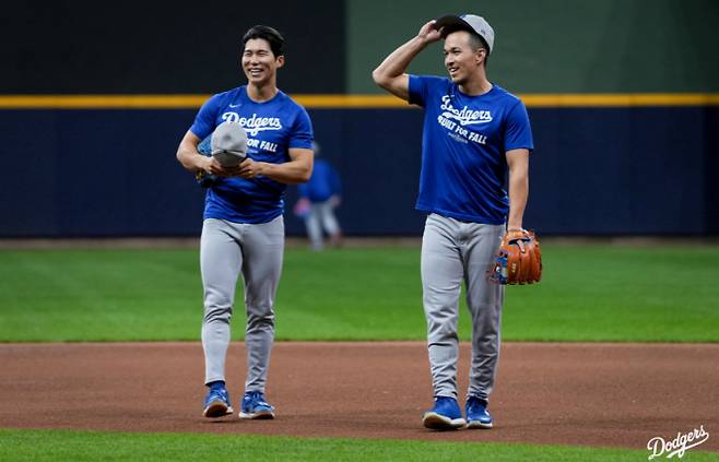 LA다저스 김혜성이 내셔널리그 챔피언십시리즈 1차전 장소인 밀워키 원정에 동행하며 엔트리 합류 가능성을 높였다. 사진은 13일(한국시각) 다저스 엑스에 공개된 김혜성(왼쪽)과 토미 에드먼의 훈련 장면. /사진=LA다저스 엑스 캡처