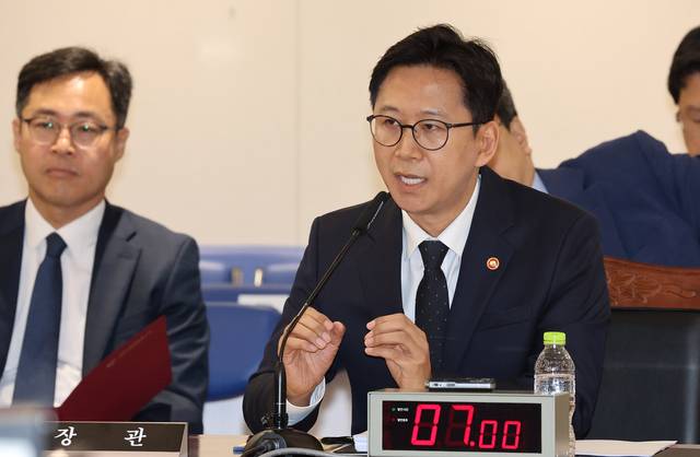 배경훈 부총리 겸 과학기술정보통신부 장관이 13일 정부세종청사에서 열린 국회 과학기술정보방송통신위원회의 과학기술정보통신부에 대한 국정감사에서 여야 위원들의 질의에 답하고 있다. 연합뉴스