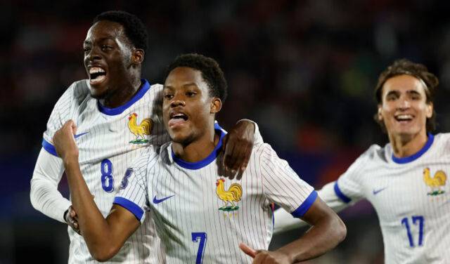 프랑스 선수들이 일본과 16강전에서 승리 후 기뻐하고 있다. /FIFA 제공