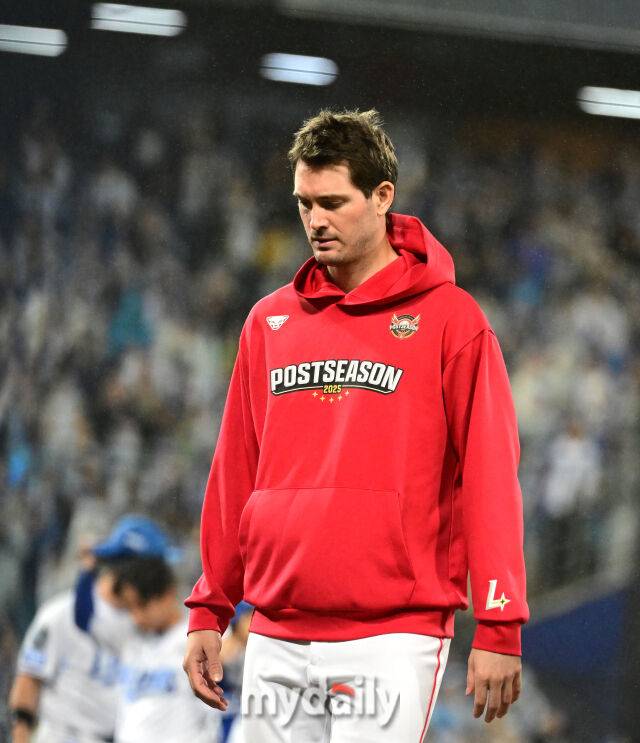 2025년 10월 13일 오후 대구 삼성라이온즈파크에서 열린 '2025 신한 SOL Bank KBO 포스트시즌' SSG 랜더스와 삼성 라이온즈의 준플레이오프 3차전 경기.SSG 앤더슨이 3-5로 패한 뒤 아쉬워하고 있다./대구=유진형 기자