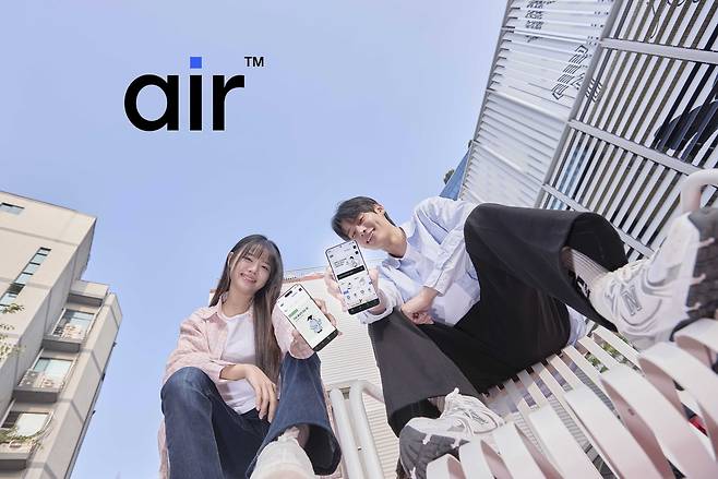 SK텔레콤 모델들이 에어 서비스를 소개하는 모습 [SK텔레콤 제공]