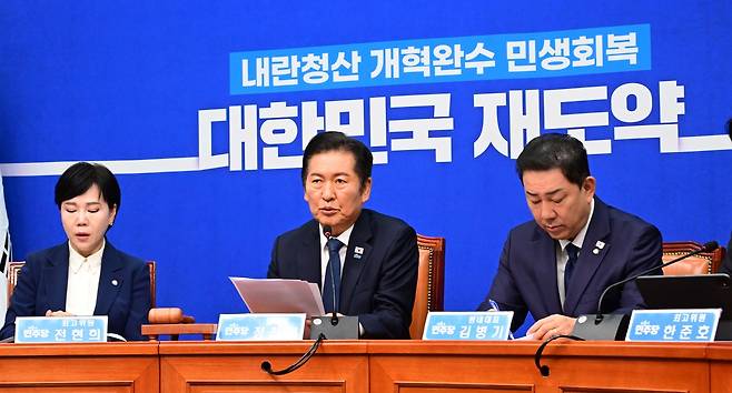 정청래(가운데) 더불어민주당 대표가 13일 오전 서울 여의도 국회에서 열린 최고위원회의에 참석해 모두발언하고 있다. 이상섭 기자