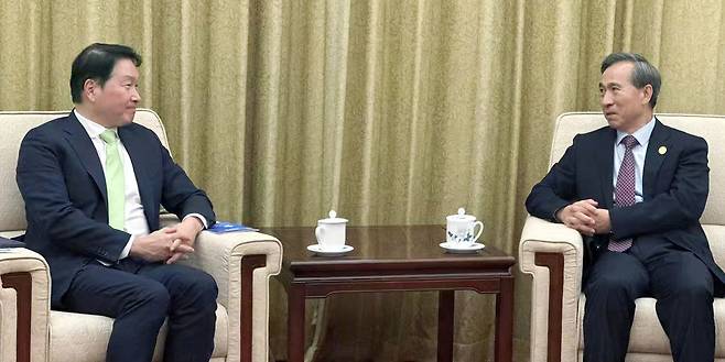 최태원(왼쪽) 대한상공회의소 회장이 지난 10일 중국 베이징에서 런홍빈 중국국제무역촉진위원회(CCPIT) 회장을 만나 양국 경제협력 방안을 논의하고 있다. [대한상공회의소 제공]