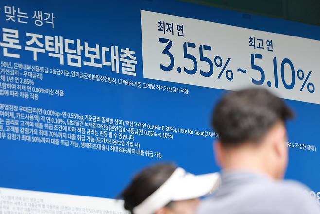 정부가 이번주 중 발표하는 부동산 시장 안정화 대책에는 대출 규제가 포함될 것으로 보인다. 총부채원리금상환비율(DSR) 적용 범위를 넓히거나 주택담보대출 한도를 현재 6억원에서 4억원으로 줄이는 방안 등을 검토 중인 것으로 전해진다. 사진은 서울 시내 한 은행에 붙어 있는 주택담보대출 상품 현수막  [연합]