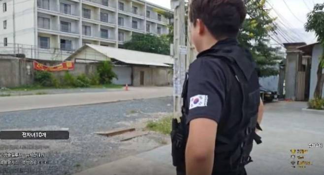 12일 캄보디아 원구단지에서 스트리머가 “한국인을 석방하라”며 1인 시위를 벌이고 있는 모습. [온라인 커뮤니티 갈무리]