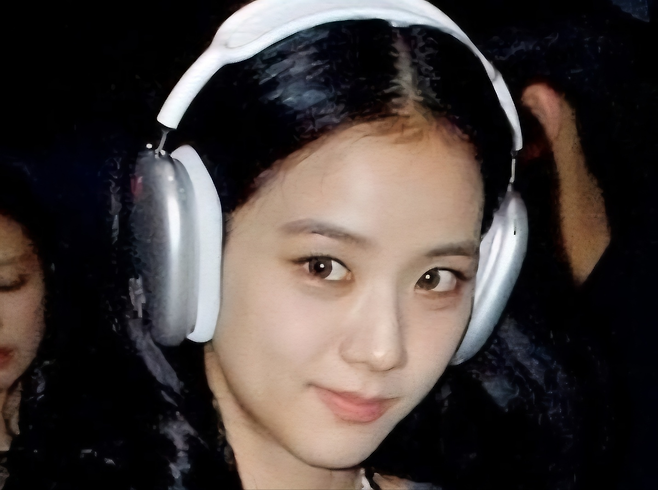 애플 ‘에어팟 맥스’를 착용한 블랭핑크 지수 [SNS 갈무리]