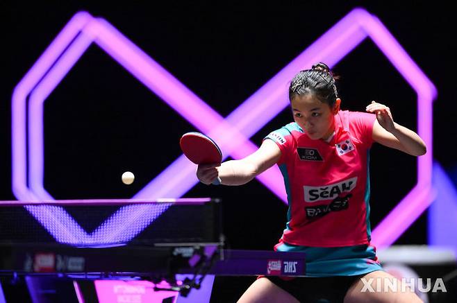 [마카오=신화/뉴시스]한국 여자탁구 김나영(세계랭킹 29위·포스코인터내셔널)이 11일 마카오에서 열린 2025 월드테이블테니스(WTT) 마카오 챔피언스 32강에서 중국의 천이와 대결을 펼치고 있다. 2025.09.11.