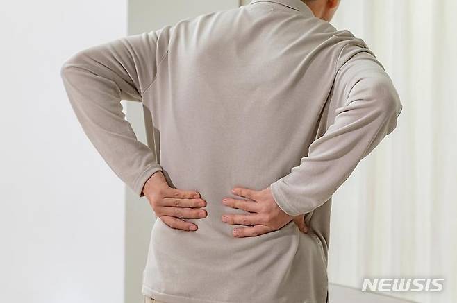 [서울=뉴시스] 허리 디스크는 척추 사이의 디스크가 돌출돼 신경을 압박해 허리 통증과 다리 방사통, 저림, 감각 저하 등 다양한 증상을 유발하는 질환이다. (사진= 건강보험심사평가원 제공) 2023.02.19. photo@newsis.com