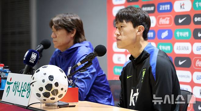 [고양=뉴시스] 김선웅 기자 = 파라과이와 평가전을 앞둔 대한민국 축구대표팀 이재성이 13일 경기 고양시 고양종합운동장에서 기자회견을 하고 있다. 2025.10.13. mangusta@newsis.com