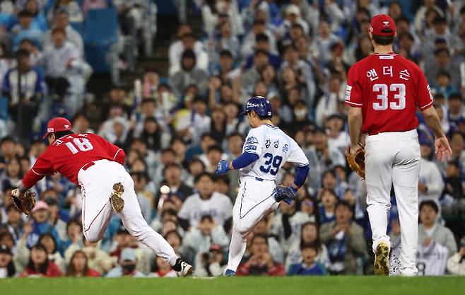13일 대구 삼성 라이온즈 파크에서 열린 2025 프로야구 KBO 리그 포스트 시즌 준플레이오프 3차전 SSG 랜더스와 삼성 라이온즈의 경기. 3회말 2사 주자 1,3루 상황에서 삼성 김성윤의 내야안타 때 2루수 송구 실책으로 공이 빠지며 김성윤이 1루로 들어오고 있다. 연합뉴스