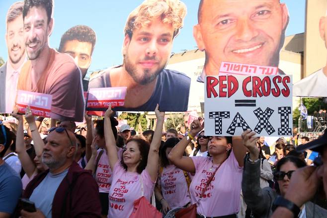 13일(현지시간) 이스라엘 텔아비브미술관 앞 '인질 광장'에 운집한 시민들이 인질 석방에 환호하고 있다. 연합뉴스