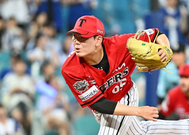 [OSEN=대구, 이석우 기자] 14일 대구삼성라이온즈파크에서 2025 신한 SOL 뱅크 KBO 리그 삼성 라이온즈와 KIA 타이거즈의 경기가 열렸다. 홈팀 삼성은 원태인이, 방문팀 KIA는 양현종이 선발 출전했다. KIA 타이거즈 성영탁이 역투하고 있다. 2025.08.14 / foto0307@osen.co.kr