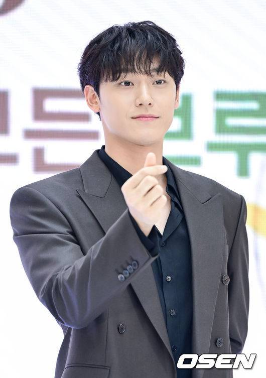 [OSEN=최규한 기자] 21일 오후 서울 영등포 타임스퀘어에서 ‘네스카페 돌체구스토 네오’ 신제품 국내 출시 행사가 열렸다.이날 행사에는 배우 이도현이 참석해 자리를 빛냈다.이도현이 포토타임을 하고 있다. 2025.08.21 / dreamer@osen.co.kr