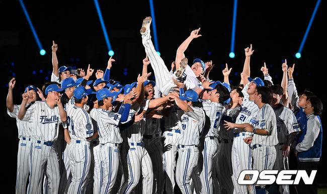 [OSEN=대구, 이석우 기자] '끝판대장' 오승환(43·삼성 라이온즈)이 21년 간의 프로 생활을 마치고 30일 대구 삼성라이온즈파크에서 열린 KBO리그 KIA 타이거즈전을 마치고 은퇴식을 가졌다.2005년 삼성 라이온즈에서 데뷔한 오승환은 2013년까지 KBO리그를 평정한 뒤, 일본프로야구(NPB)와 미국 메이저리그(MLB)에서도 '끝판대장'의 명성을 날리고 한국에 돌아와 5시즌을 더 뛰었다. KBO리그 15시즌 동안 오승환이 기록한 성적은 737경기 44승 33패 19홀드 427세이브 평균자책점 2.32, 한미일 통산 549세이브를 기록했다. 삼성 구단은 이만수, 양준혁,이승엽에 이어 오승환의 등번호 21번을 영구결번하기로 결정했다.삼성 선수들이 은퇴하는 오승환을 헹가래치고 있다. / foto0307@osen.co.kr