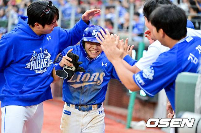 [OSEN=인천, 박준형 기자] 11일 인천 SSG랜더스필드에서 ‘2025 신한 SOL뱅크 KBO리그’ 준플레이오프(5전 3선승제) 2차전 SSG 랜더스와 삼성 라이온즈의 경기가 열렸다.SSG는 김건우, 삼성은 헤르손 가라비토를 선발 투수로 내세웠다.9회초 1사 2루 삼성 강민호의 동점 1타점 적시타때 동점 득점 올린 2루 주자 김지찬이 동료들의 축하를 받고 있다.   2025.10.11 / soul1014@osen.co.kr