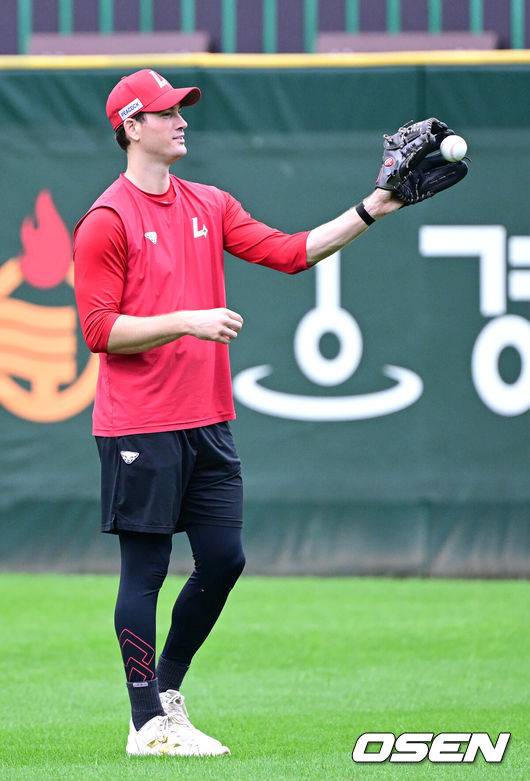 [OSEN=인천, 최규한 기자] 11일 인천 SSG랜더스필드에서 ‘2025 신한 SOL뱅크 KBO리그’ 준플레이오프(5전 3선승제) 2차전 SSG 랜더스와 삼성 라이온즈의 경기가 열린다.SSG는 김건우, 삼성은 헤르손 가라비토를 선발 투수로 내세운다.경기를 앞두고 SSG 드류 앤더슨이 캐치볼을 훈련을 펼치고 있다. 2025.10.11 / dreamer@osen.co.kr