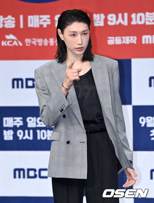 [OSEN=조은정 기자]MBC 새 예능 ‘신인감독 김연경’ 제작발표회가 24일 서울 마포구 상암 MBC 골든마우스홀에서 열렸다.오는 28일 첫 방송하는 MBC 새 예능 프로그램 ‘신인감독 김연경’은 신인감독으로 돌아온 배구계의 전설 배구 황제 김연경의 구단 창설 프로젝트다.전 배구선수 김연경이 포즈를 취하고 있다.  2025.09.24 /cej@osen.co.kr