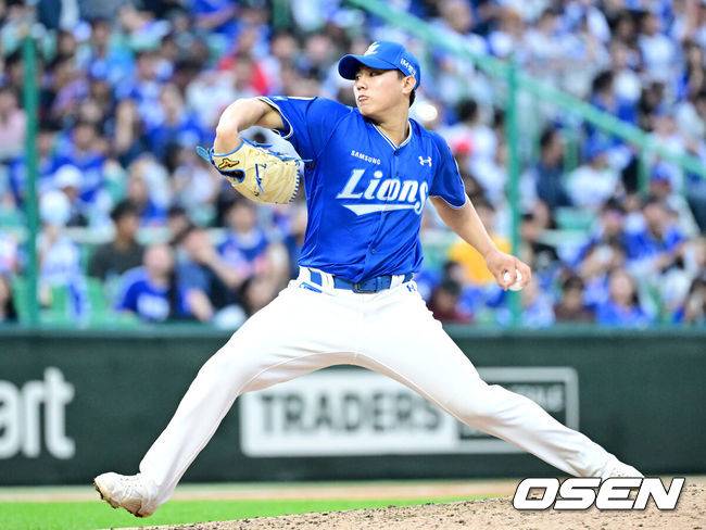 [OSEN=인천, 최규한 기자] 11일 인천 SSG랜더스필드에서 ‘2025 신한 SOL뱅크 KBO리그’ 준플레이오프(5전 3선승제) 2차전 SSG 랜더스와 삼성 라이온즈의 경기가 열렸다.SSG는 김건우, 삼성은 헤르손 가라비토를 선발 투수로 내세웠다.8회말 1사 주자없는 상황 마운드에 오른 삼성 배찬승이 힘차게 공을 뿌리고 있다. 2025.10.11 / dreamer@osen.co.kr