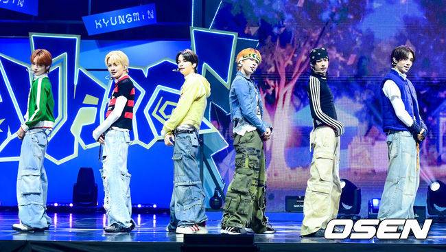 [OSEN=지형준 기자] 13일 오후 서울 광진구 광장동 예스24 라이브홀에서 TWS(투어스) 미니 4집 ‘play hard’ 쇼케이스가 열렸다.타이틀곡 ‘OVERDRIVE’는 과열된 상태를 뜻하는 제목처럼, 좋아하는 것에 푹 빠진 TWS의 폭발하는 감정을 그린 곡이다. TWS가 무대를 선보이고 있다. 2025.10.13 /jpnews@osen.co.kr