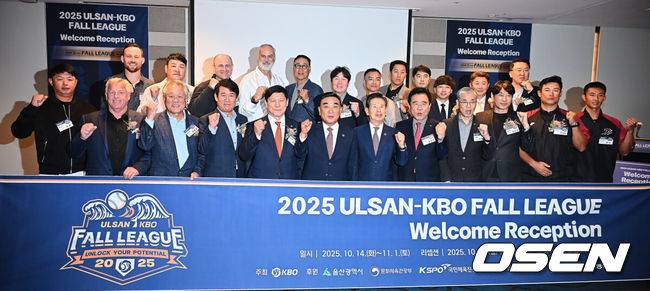 [OSEN=울산, 이석우 기자] 13일 KBO가 주최하고 울산광역시와 문화체육관광부의 후원으로 개최되는 2025 울산-KBO Fall League 환영 리셉션이 김두겸 울산광역시장, 허구연 KBO 총재, 참가팀 감독 및 대표 선수 등이 참석한 가운데 호텔현대 바이 라한 울산에서 열렸다. 2025 울산-KBO Fall League는 오는 14일부터 11월 1일까지 KIA, 삼성, LG, 롯데, NC, 고양, 독립리그 올스타, 대학 선발팀 등 국내 8개팀과 호주 멜버른 에이시스, 일본 독립리그 선발팀, 중국 CBA 소속 장쑤 휴즈홀쓰 등 해외팀이 참가해 울산 문수구장과 김해 상동구장, 창원 마산구장, 기장 KBO 야구센터에서 약 3주간의 열전에 돌입한다. 허구연 KBO 총재와 김두겸 울산광역시장 그리고 참가 선수단 감독들이 기념촬영을 하고 있다. / foto0307@osen.co.kr