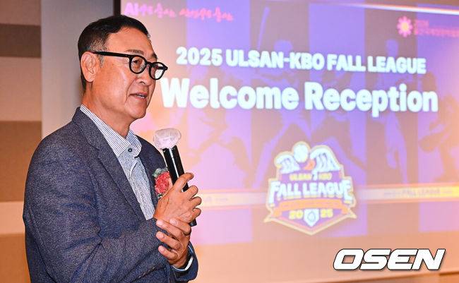 [OSEN=울산, 이석우 기자] 13일 KBO가 주최하고 울산광역시와 문화체육관광부의 후원으로 개최되는 2025 울산-KBO Fall League 환영 리셉션이 김두겸 울산광역시장, 허구연 KBO 총재, 참가팀 감독 및 대표 선수 등이 참석한 가운데 호텔현대 바이 라한 울산에서 열렸다. 2025 울산-KBO Fall League는 오는 14일부터 11월 1일까지 KIA, 삼성, LG, 롯데, NC, 고양, 독립리그 올스타, 대학 선발팀 등 국내 8개팀과 호주 멜버른 에이시스, 일본 독립리그 선발팀, 중국 CBA 소속 장쑤 휴즈홀쓰 등 해외팀이 참가해 울산 문수구장과 김해 상동구장, 창원 마산구장, 기장 KBO 야구센터에서 약 3주간의 열전에 돌입한다. 김용희 롯데 자이언츠 감독이 각오를 밝히고 있다. / foto0307@osen.co.kr