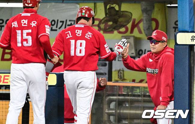 [OSEN=대구, 박준형 기자] 13일 대구 삼성라이온즈파크에서 ‘2025 신한 SOL뱅크 KBO리그’ 준플레이오프(5전 3선승제) 3차전 삼성 라이온즈와 SSG 랜더스의 경기가 열렸다삼성은 원태인, 방문팀 SSG은 드류 앤더슨을 선발로 내세웠다.9회초 무사 1루 SSG 고명준이 2점 홈런을 날리고 이숭용 감독과 하이파이브를 하고 있다.   2025.10.13 / soul1014@osen.co.kr