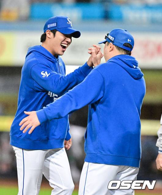 [OSEN=대구, 박준형 기자] 프로야구 삼성 라이온즈가 SSG 랜더스를 꺾고 플레이오프 진출에 1승만 남겨뒀다.삼성은 13일 대구삼성라이온즈파크에서 열린 준플레이오프 3차전에서 선발 원태인의 호투를 앞세워 5-3으로 승리했다. 시리즈 전적 2승 1패.&nbsp;경기종료 후 삼성 원태인이 환호하며 박진만 감독과 하이파이브를 하고 있다.  2025.10.13 / soul1014@osen.co.kr