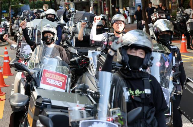 ▲2025 산재사망 배달노동자 추모 행진에 참가한 라이더유니온 조합원을 비롯한 배달 노동자들이 지난 8월 12일 서울 중구 민주노총 앞에서 산재 대책 마련 등을 촉구하며 약식 추모집회를 하고 있다. ⓒ연합뉴스