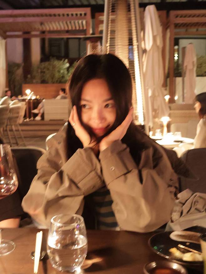 이날 송혜교는 편안하면서도 자연스러운 모습도 공개했다. 송혜교 SNS 캡처