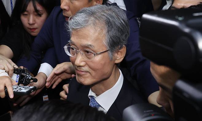 조희대 대법원장이 13일 서울 여의도 국회에서 열린 법제사법위원회의 대법원 등에 대한 국정감사에서 정회되자 취재진 등에 둘러싸여 이석하고 있다. 허정호 선임기자