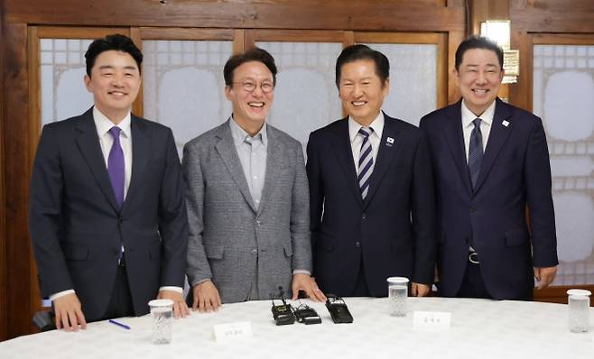 한자리에 모인 당정대 - 12일 서울 종로구 총리공관에서 열린 제4차 고위당정협의회에서 참석자들이 기념촬영을 하고 있다. 왼쪽부터 강훈식 대통령실 비서실장, 김민석 국무총리, 정청래 더불어민주당 대표, 김병기 민주당 원내대표. 뉴스1