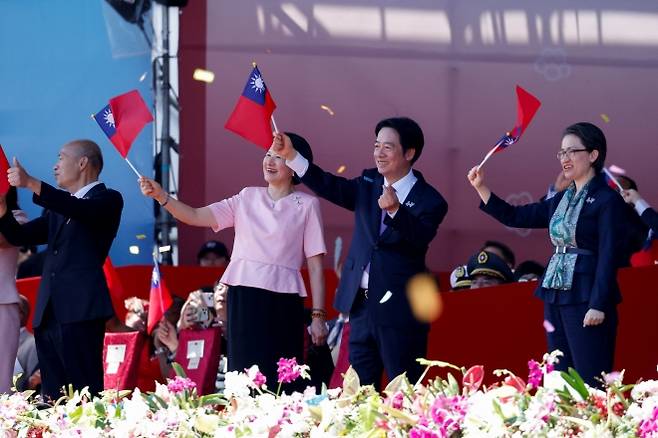 라이칭더 대만 총통이 부인 우메이주 여사와 함께 2025년 10월 10일 타이베이에서 열린 국경일 기념식 연설 중 대만 국기를 흔들고 있다. 로이터 연합뉴스